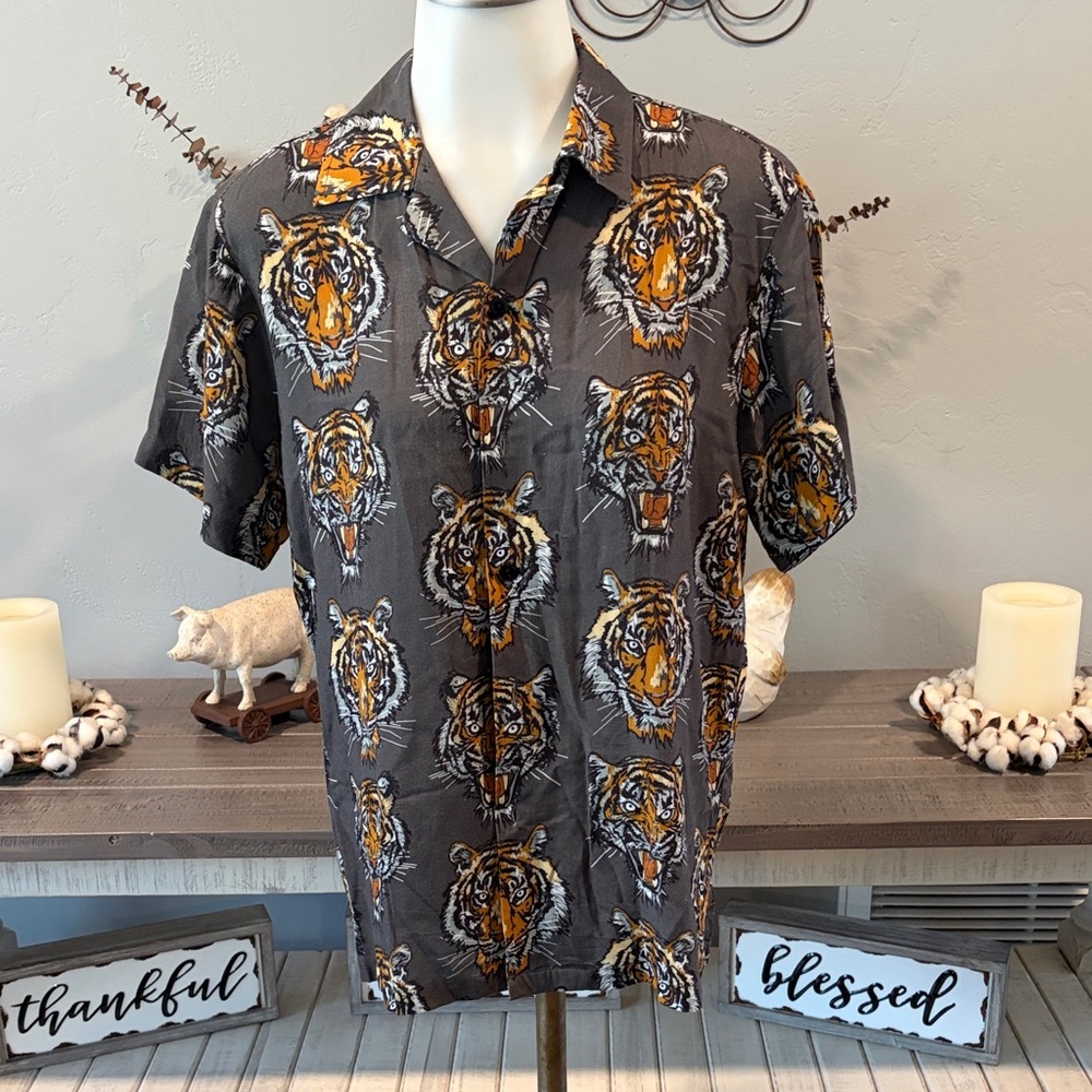 Short-Sleeve Button-Down Tiger Print Shirt in Gray and Orange